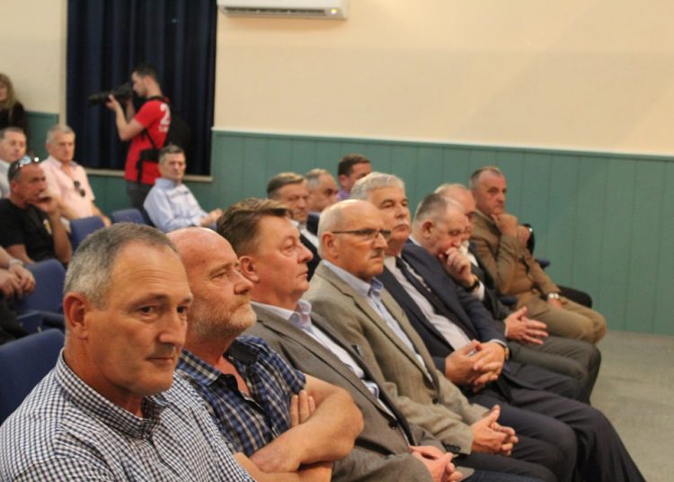 Široki Brijeg: Mimohod branitelja s 21 stijegom ratnih postrojbi