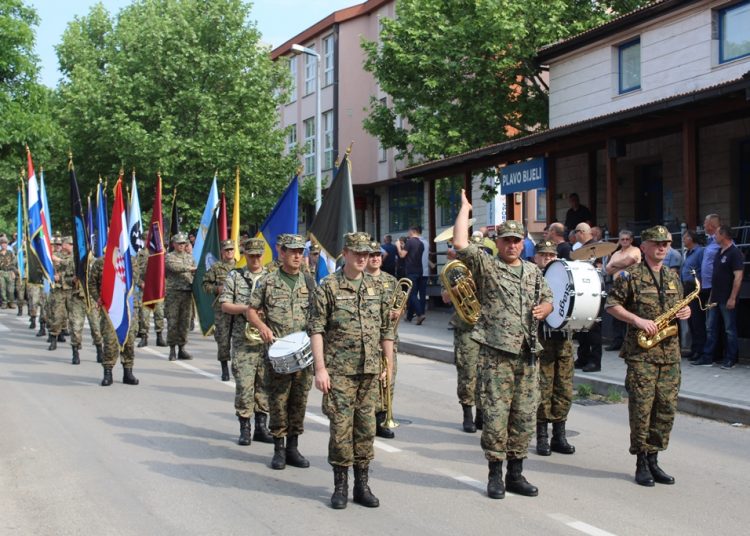 Široki Brijeg: Mimohod branitelja s 21 stijegom ratnih postrojbi