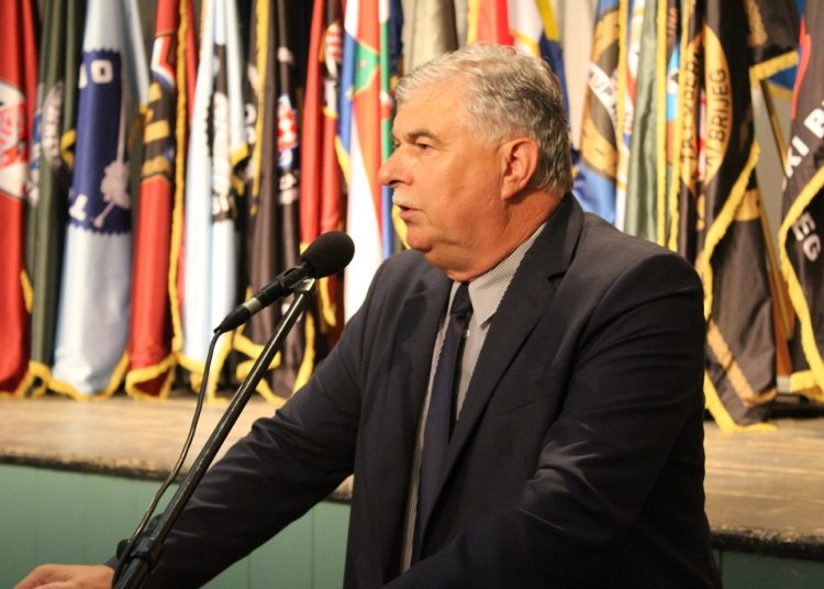 Široki Brijeg: Mimohod branitelja s 21 stijegom ratnih postrojbi