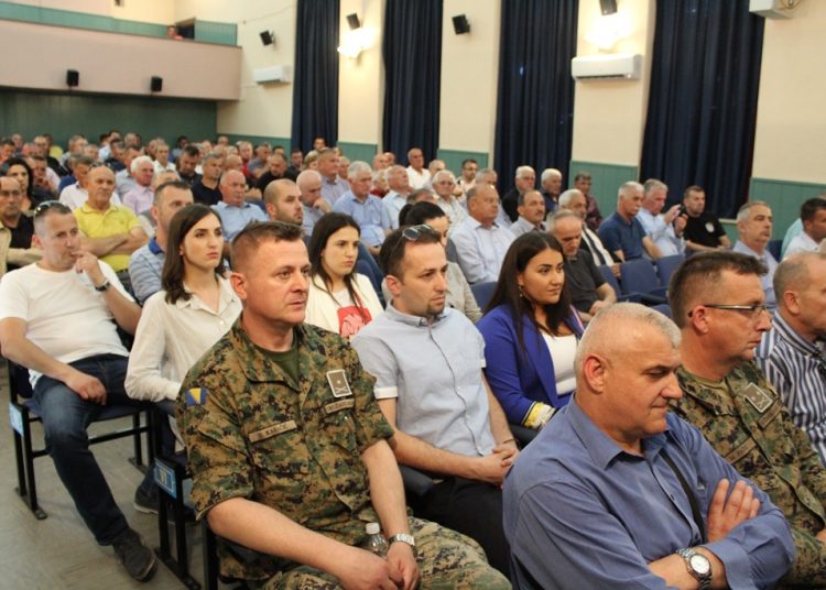 Široki Brijeg: Mimohod branitelja s 21 stijegom ratnih postrojbi