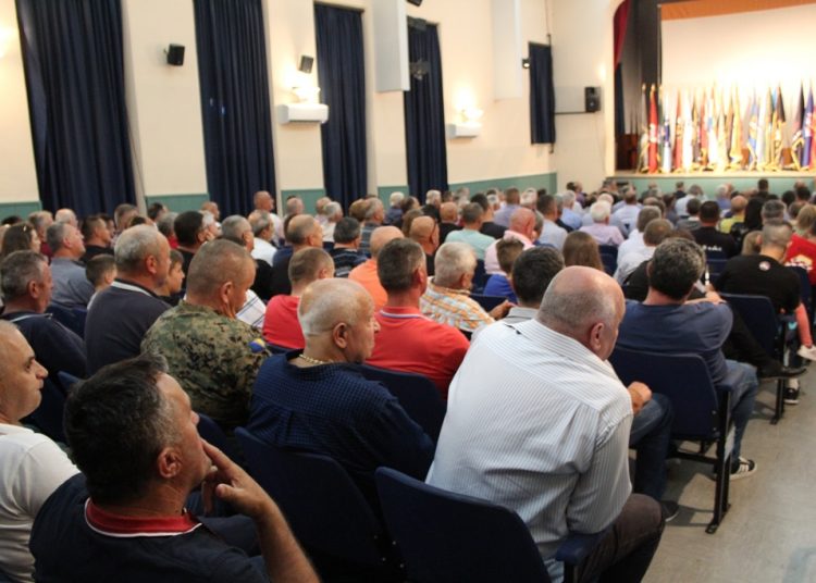 Široki Brijeg: Mimohod branitelja s 21 stijegom ratnih postrojbi