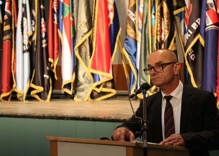 Široki Brijeg: Mimohod branitelja s 21 stijegom ratnih postrojbi