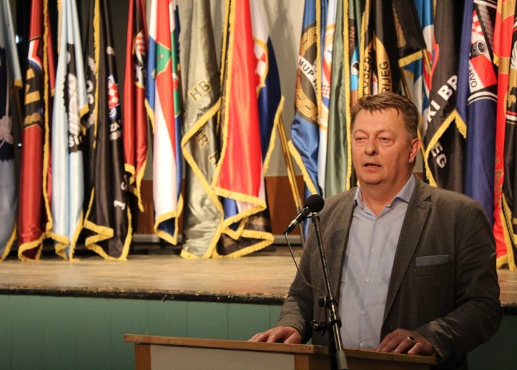 Široki Brijeg: Mimohod branitelja s 21 stijegom ratnih postrojbi