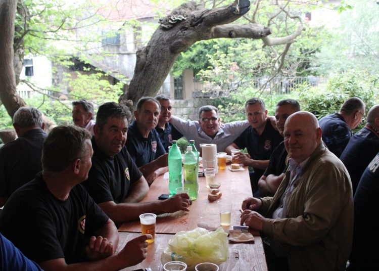 Široki Brijeg: Mimohod branitelja s 21 stijegom ratnih postrojbi