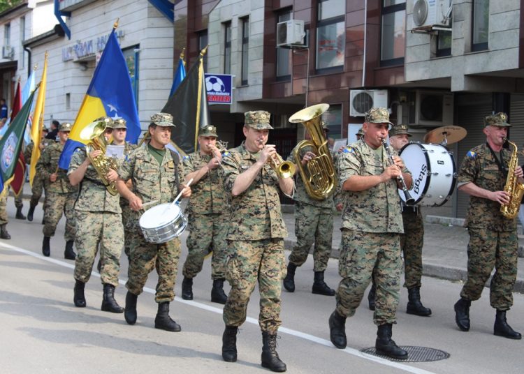 Široki Brijeg: Mimohod branitelja s 21 stijegom ratnih postrojbi