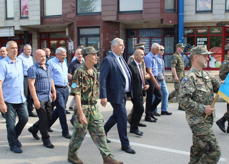 Široki Brijeg: Mimohod branitelja s 21 stijegom ratnih postrojbi