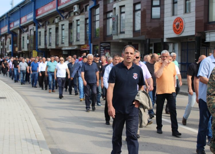 Široki Brijeg: Mimohod branitelja s 21 stijegom ratnih postrojbi