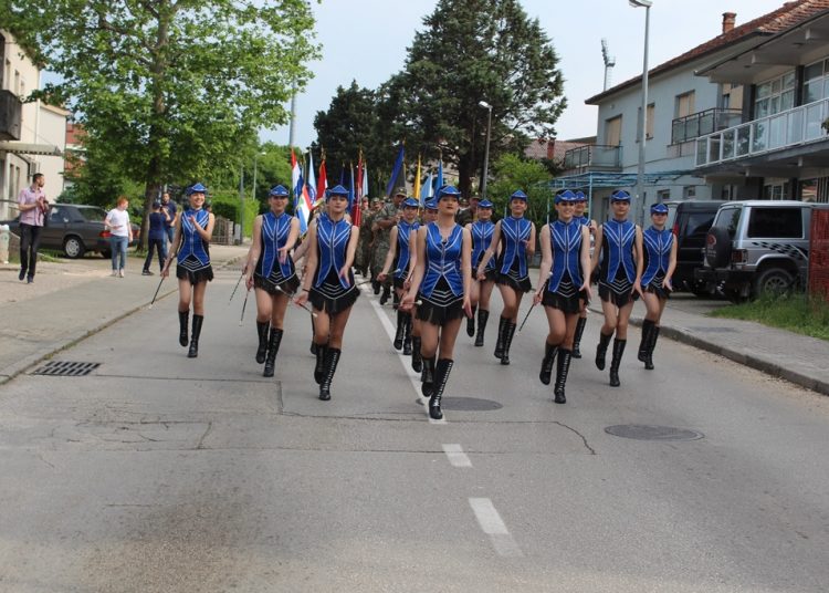 Široki Brijeg: Mimohod branitelja s 21 stijegom ratnih postrojbi