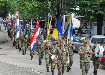Široki Brijeg: Mimohod branitelja s 21 stijegom ratnih postrojbi
