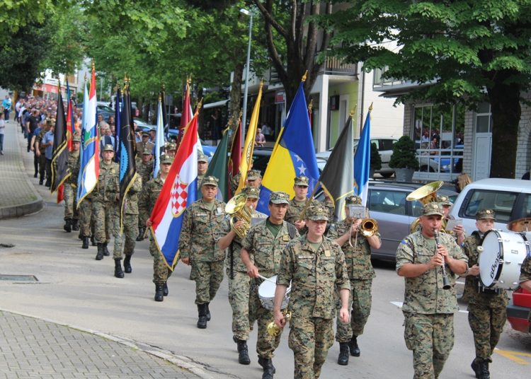 Široki Brijeg: Mimohod branitelja s 21 stijegom ratnih postrojbi