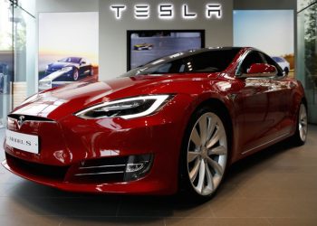 Tesla poziva 123 tisuće vozila na servis