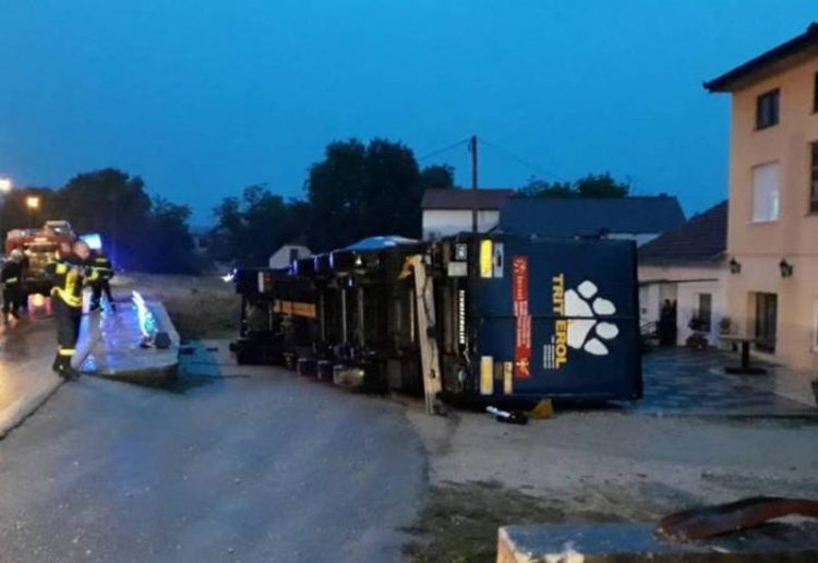 U Ljubuškom se prevrnuo kamion