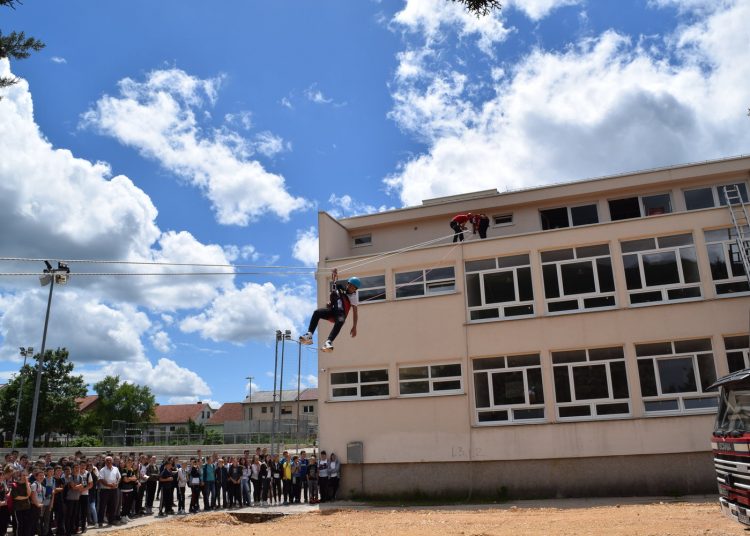 U osnovnoj školi u Posušju izvedena pokazna vježba žurnih snaga