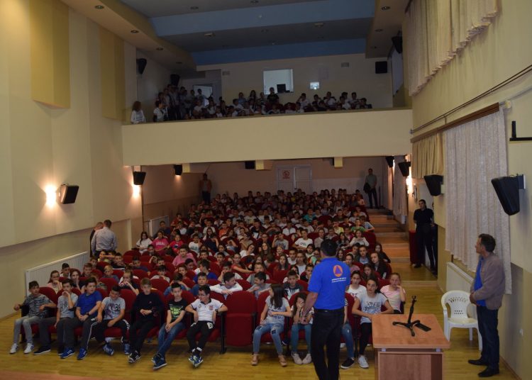 U osnovnoj školi u Posušju izvedena pokazna vježba žurnih snaga