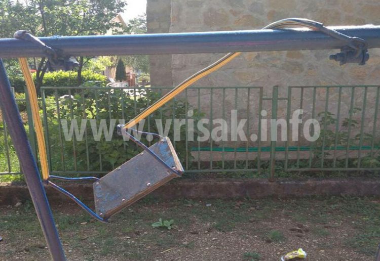 Uništene ljuljačke u dječjem vrtiću TRNORUŽICA Široki Brijeg
