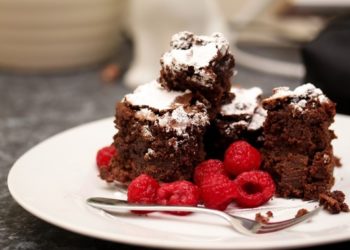 Zasladite se čokoladnom mousse tortom s malinama