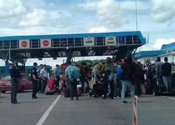 Drama na bh. granici: Migranti sjeli na cestu, okružila ih policija