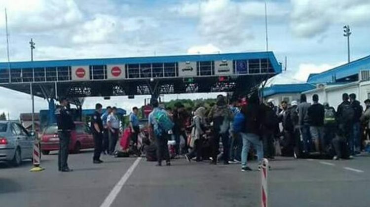 Drama na bh. granici: Migranti sjeli na cestu, okružila ih policija