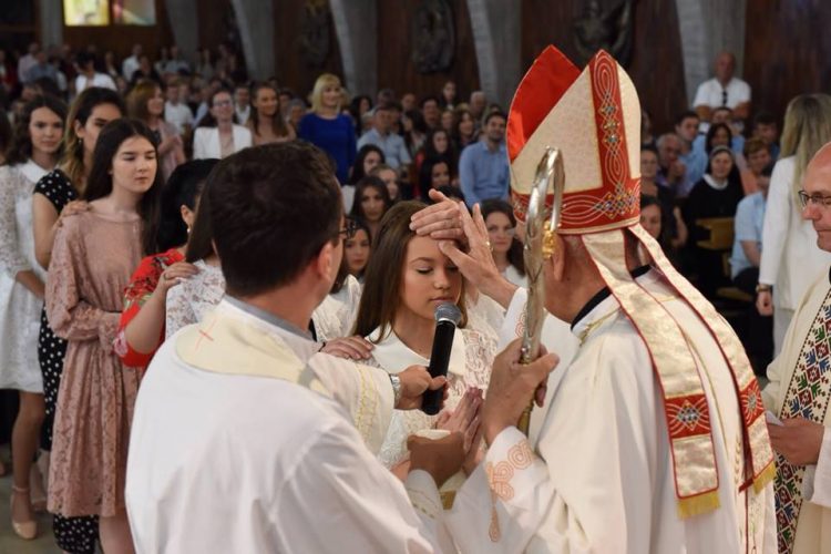 Kočerin: Krizmano 67 mladih