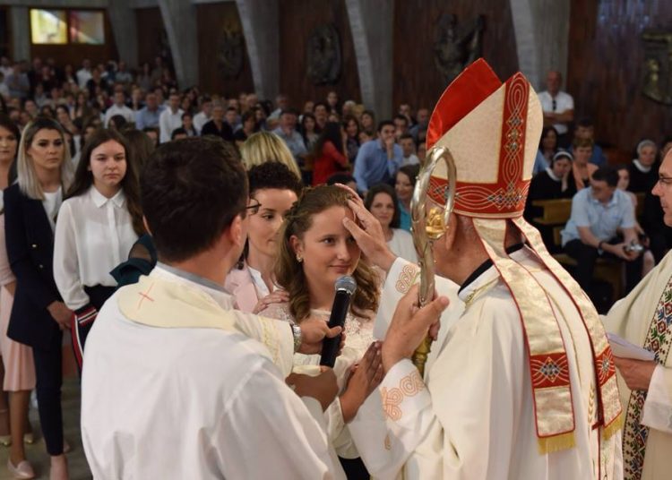 Kočerin: Krizmano 67 mladih