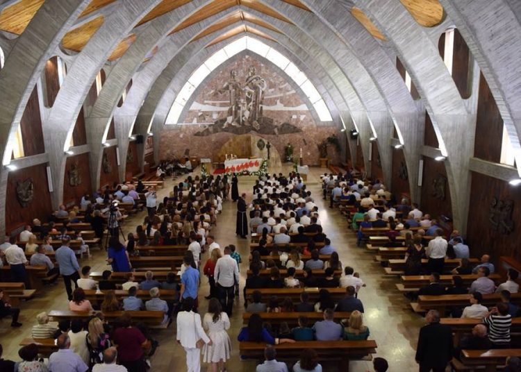 Kočerin: Krizmano 67 mladih