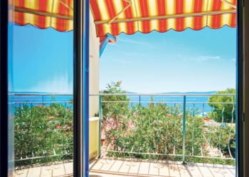 Još uvijek masovno ljetuju u apartmanima svojih kompanija