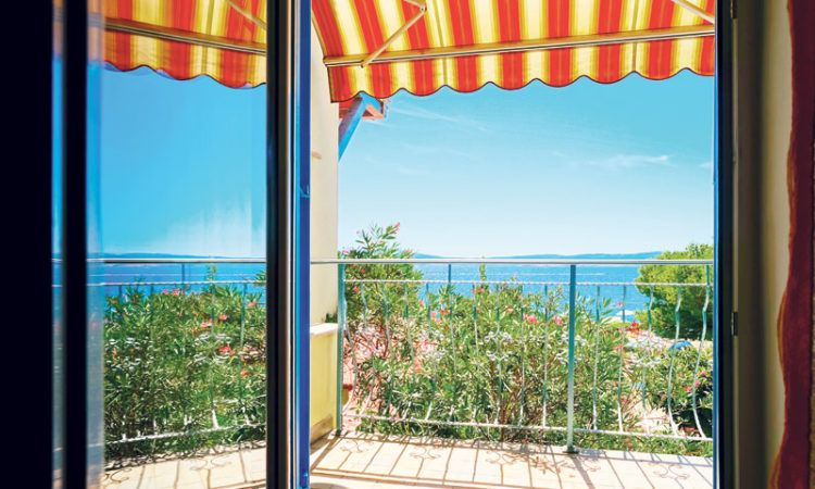 Još uvijek masovno ljetuju u apartmanima svojih kompanija