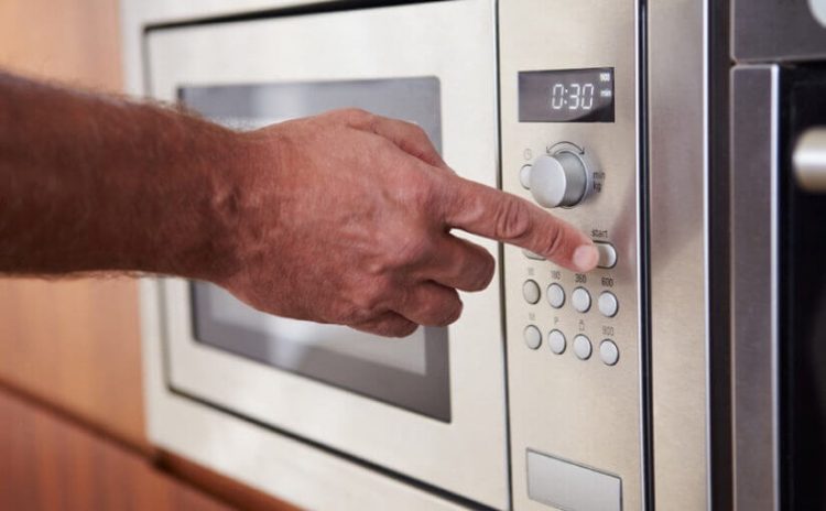 Osam stvari koje nikada ne trebali stavljati u mikrovalnu pećnicu
