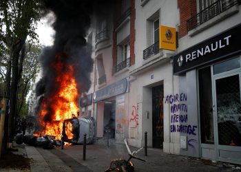 Prosvjednici pale automobile i izloge, policija ih tjera vodenim topovima