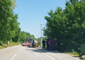 Grude: Bager pao s labudice na nogostup