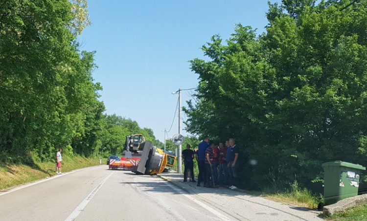 Grude: Bager pao s labudice na nogostup