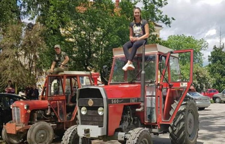 Maturantice u školu stigle na traktorima