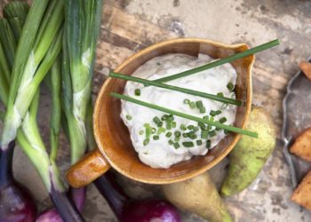 Domaći umak od vrhnja i luka slaže se uz svaku grickalicu