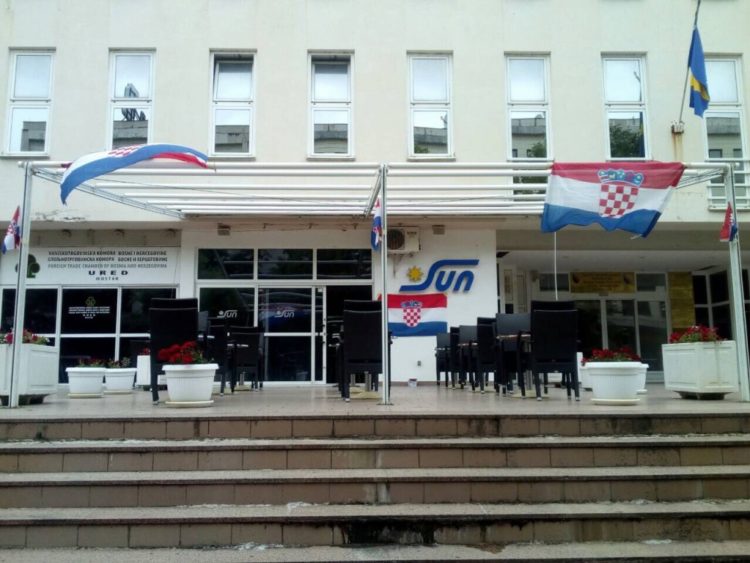 Uoči sjednice Vlade FBiH u Mostaru na zgradi izvješene zastave Hrvatske