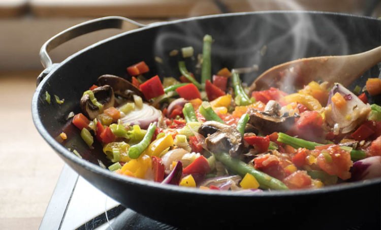 Brzo jelo za nenajavljene goste: Piletina s povrćem u woku