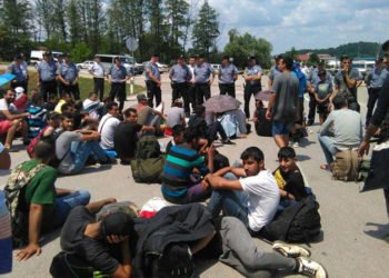 Gotovo 100 migranata zaustavljeno pred Hrvatskom, granica blokirana