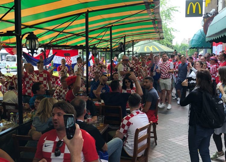 Invazija hrvatskih navijača na Kaliningrad (FOTOGALERIJA i VIDEO)