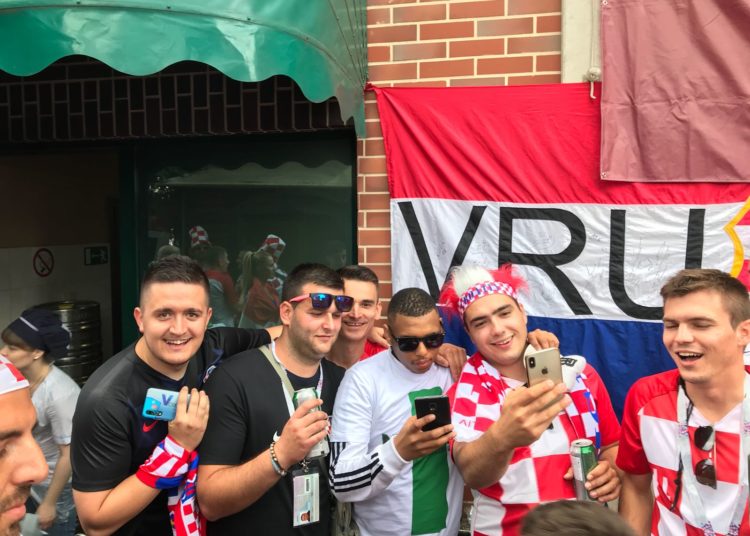 Invazija hrvatskih navijača na Kaliningrad (FOTOGALERIJA i VIDEO)
