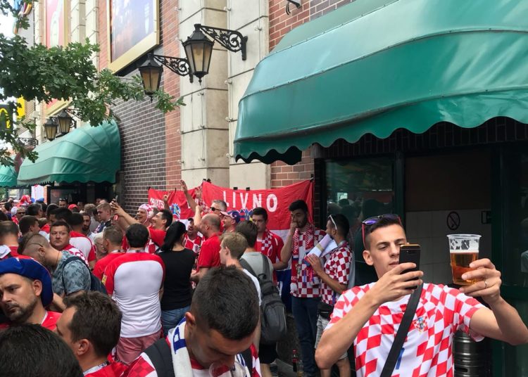 Invazija hrvatskih navijača na Kaliningrad (FOTOGALERIJA i VIDEO)