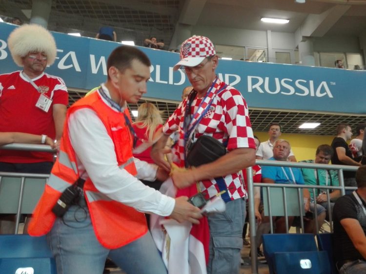 Incident na tribini! Redari navijaču iz Livna uzeli zastavu