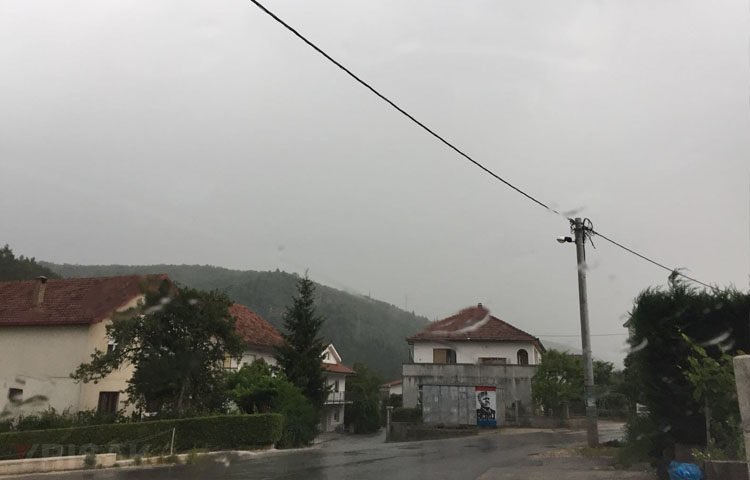 Nevrijeme praćeno grmljavinom i pljuskovima pogodilo Široki Brijeg