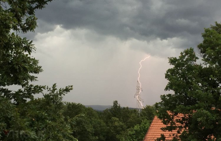 Nevrijeme praćeno grmljavinom i pljuskovima pogodilo Široki Brijeg