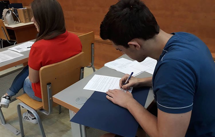 Središnji državni ured za Hrvate izvan RH dodijelio u Mostaru 359 stipendija (FOTO)