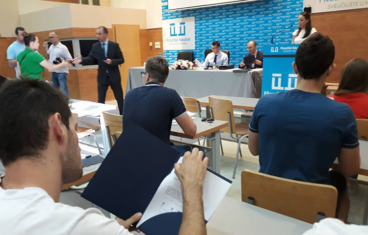 Središnji državni ured za Hrvate izvan RH dodijelio u Mostaru 359 stipendija (FOTO)