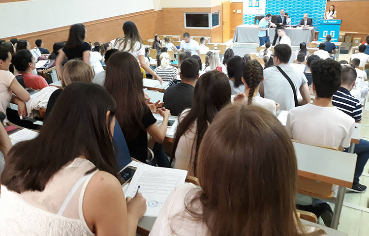 Središnji državni ured za Hrvate izvan RH dodijelio u Mostaru 359 stipendija (FOTO)