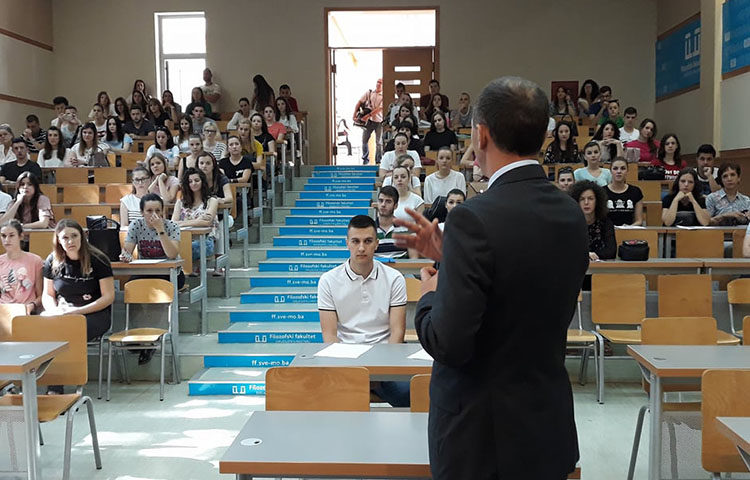 Središnji državni ured za Hrvate izvan RH dodijelio u Mostaru 359 stipendija (FOTO)