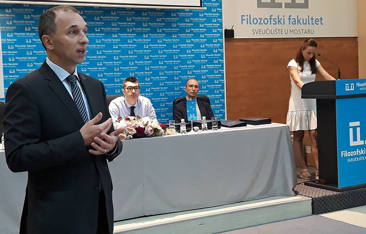 Središnji državni ured za Hrvate izvan RH dodijelio u Mostaru 359 stipendija (FOTO)