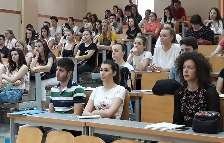 Središnji državni ured za Hrvate izvan RH dodijelio u Mostaru 359 stipendija (FOTO)