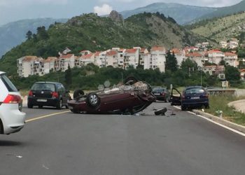 Stravična prometna u Mostaru: Opel završio na krovu