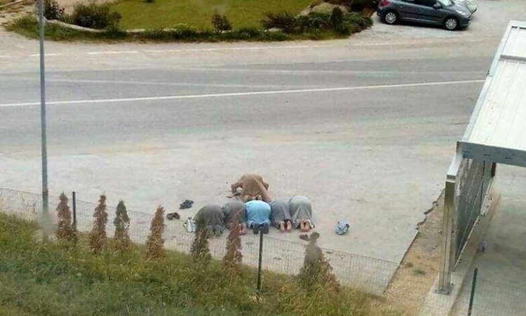 Tomislavgrad: Šest muškaraca klanjalo nasred parkirališta